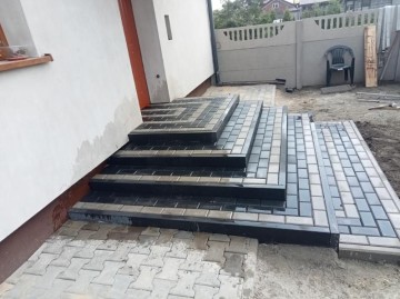 Nasza firma specjalizuje się w zakładaniu kostki brukowej