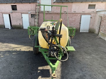 Opryskiwacz Skotarek 1000l. 15m   2004r