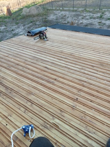 Deskowanie dachu i pokrycie papa , membrana