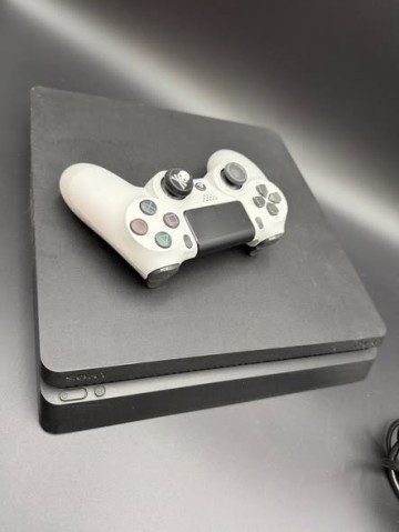 Konsola PS4 500 GB Stan: używany, dobry, sprawny.  W komplec