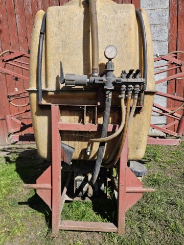 Opryskiwacz zawieszany