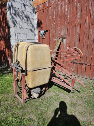 Opryskiwacz zawieszany