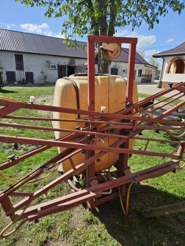 Opryskiwacz zawieszany