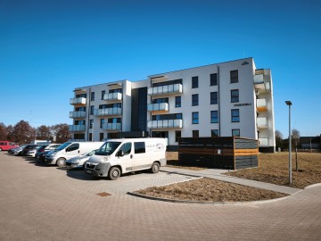 Nowoczesne, umeblowane mieszkanie z widokiem na jezioro