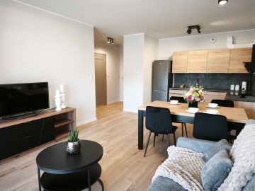 Nowoczesne, umeblowane mieszkanie z widokiem na jezioro