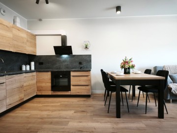 Nowoczesne, umeblowane mieszkanie z widokiem na jezioro