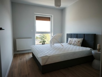 Nowoczesne, umeblowane mieszkanie z widokiem na jezioro