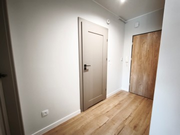 Nowoczesne, umeblowane mieszkanie z widokiem na jezioro