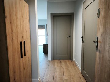 Nowoczesne, umeblowane mieszkanie z widokiem na jezioro