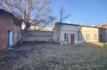 Na sprzedaż budynki do remontu w podw&oacute;rzu kamienicy