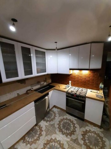 Skręcenie I montaż mebli. Montaż Paneli podłogowych