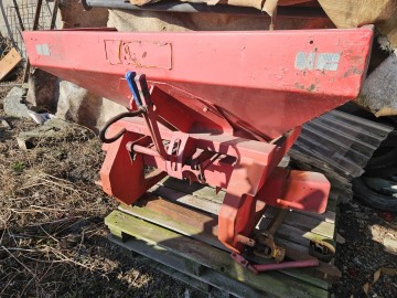 Rozsiewacz do nawozu 600L sprawny