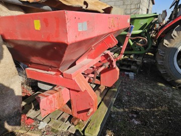Rozsiewacz do nawozu 600L sprawny