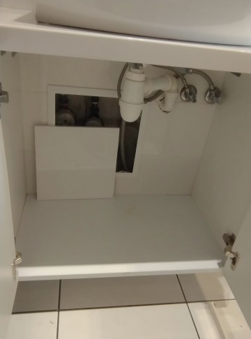 Sprzedam szafkę łazienkową z umywalką i baterią