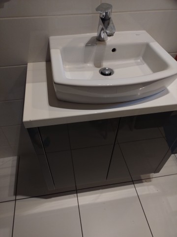 Sprzedam szafkę łazienkową z umywalką i baterią