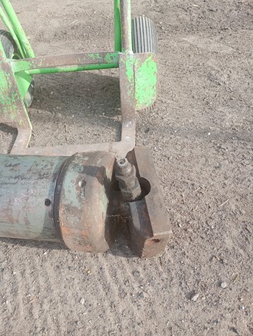 Sprzedam siłownik hydrauliczny do wywrotu.