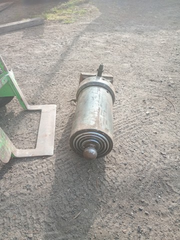 Sprzedam siłownik hydrauliczny do wywrotu.