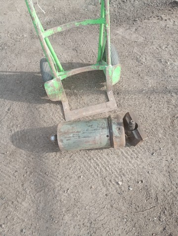 Sprzedam siłownik hydrauliczny do wywrotu.