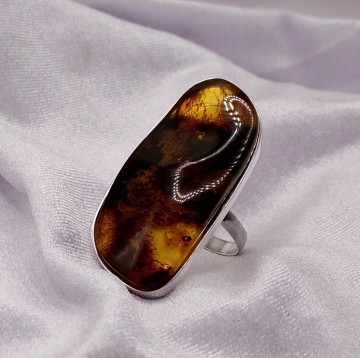 Srebrny pierścionek z bursztynem