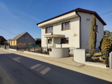 Sprzedam dom piętrowy po generalnym remoncie-15 km od Konina