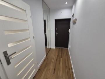 Na sprzedaż 2 pokojowe mieszkanie, po remoncie, pow. 62.8m2