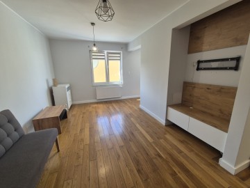 Na sprzedaż 2 pokojowe mieszkanie, po remoncie, pow. 62.8m2