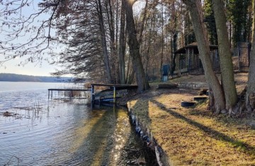 Urokliwa posesja bezpośrednio nad Jeziorem Ślesińskim