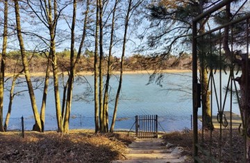 Urokliwa posesja bezpośrednio nad Jeziorem Ślesińskim