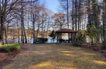 Urokliwa posesja bezpośrednio nad Jeziorem Ślesińskim