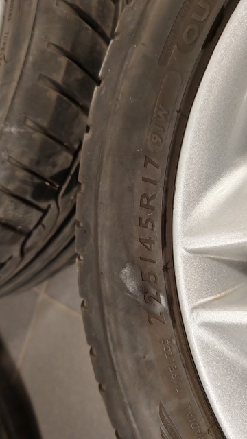 Sprzedam felgi aluminiowe z oponami