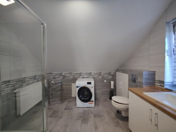 Budynek handlowo-usługowy ze sklepem i pokojami noclegowymi