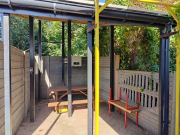 Budynek handlowo-usługowy ze sklepem i pokojami noclegowymi