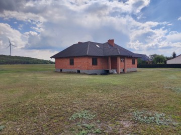 Sprzedam dom parterowy w budowie na dużej działce-gm. Ślesin