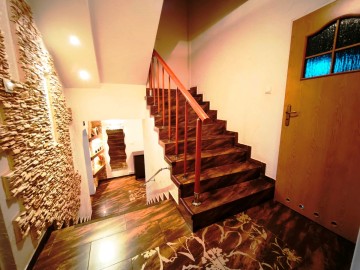 Dom z dużym garażem i bud. do prowadzenia działalności gosp.