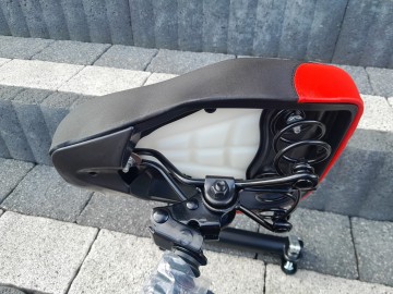 Siodełko do hulajnogi kompletne z mocowaniem. Nowe