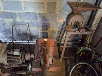 śrutownik, silnik elektr., kosze metalowe, żyrandole, lampa