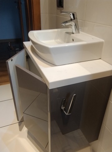 Szafka+umywalką+bateria