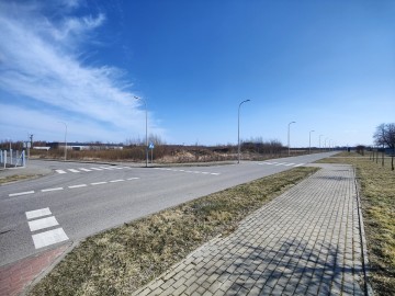 Atrakcyjny teren inwestycyjny w kompleksie zab. komercyjnej