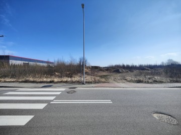 Atrakcyjny teren inwestycyjny w kompleksie zab. komercyjnej