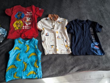 Oddam biurko oraz odzież dziecięca