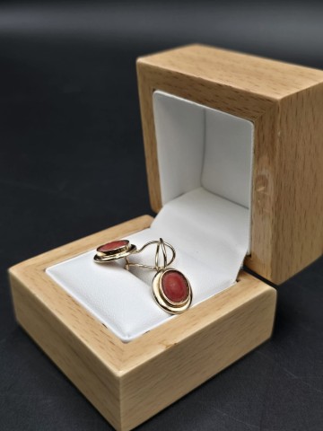 Złote kolczyki z koralem  Pr&oacute;ba 585  Waga 4.40 gram  Cena 20