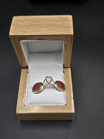 Złote kolczyki z koralem  Pr&oacute;ba 585  Waga 4.40 gram  Cena 20