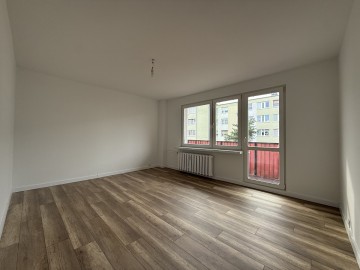 3 pok. mieszkanie z balkonem, po remoncie, niski blok