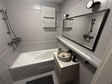 3 pok. mieszkanie z balkonem, po remoncie, niski blok