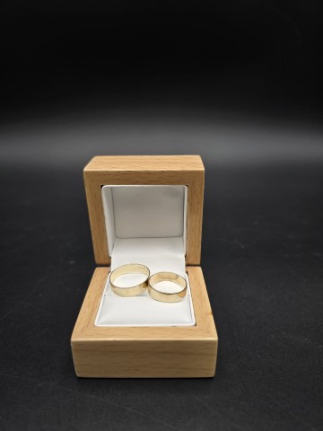 Komplet złotych obrączek  Posiadają grawer Stan: używane  Ob