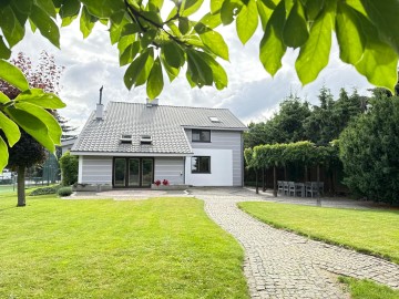 Wyjątkowa rezydencja z dużym ogrodem i kortem tenisowym