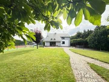 Wyjątkowa rezydencja z dużym ogrodem i kortem tenisowym