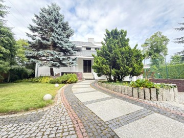 Wyjątkowa rezydencja z dużym ogrodem i kortem tenisowym