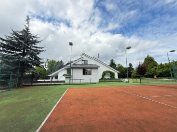 Wyjątkowa rezydencja z dużym ogrodem i kortem tenisowym