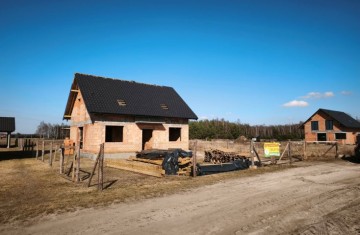 Dom w trakcie budowy w sąsiedztwie las&oacute;w i Jeziora Ślesiński ...